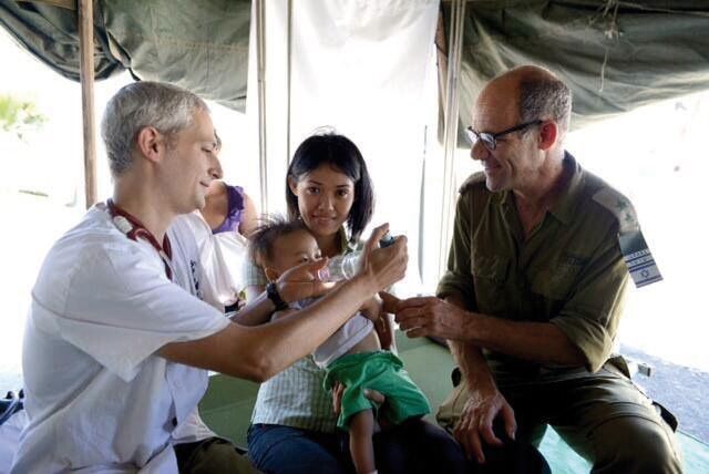 Trauma expert Dr Ofer Merin (right) works with an IDF Field Hospital pediatrician in the Philippines (Photo: Dr Ofer Merin/BreakingIsraelNews.com)