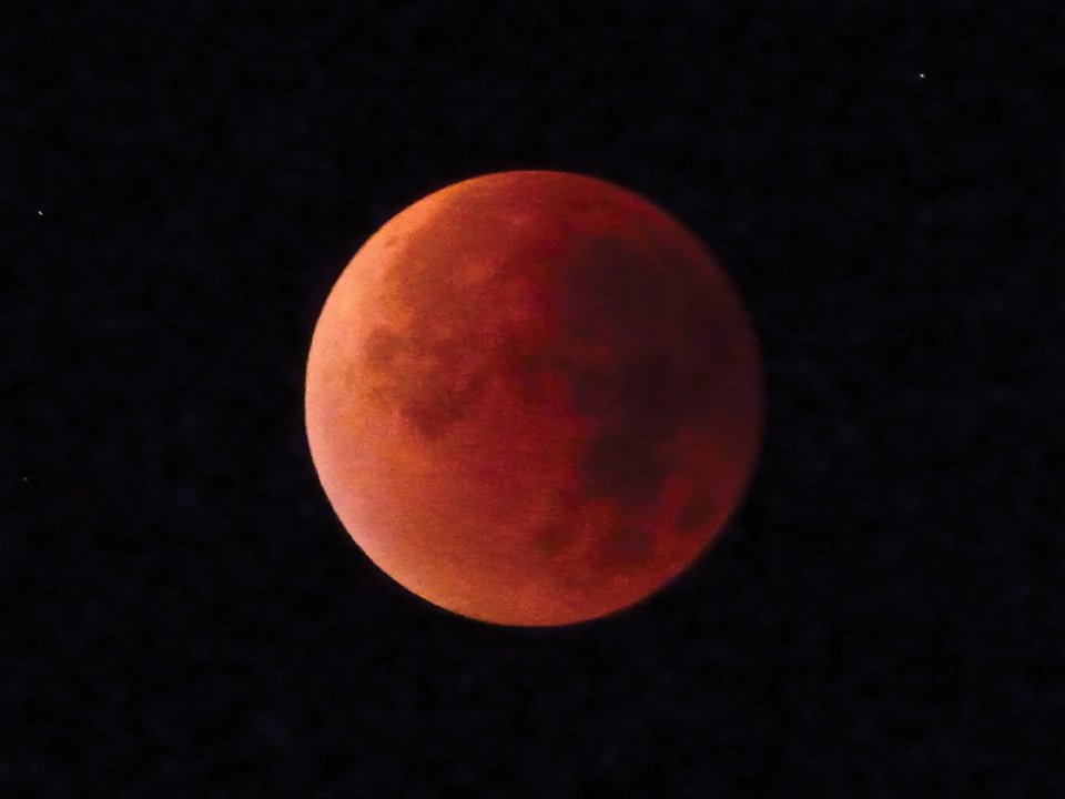 Blood moon as at 3.45am 28 Sept 2015 by Graham Hardy