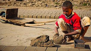 A boy making bricks in  Pakistan    © pakistantoday.com 