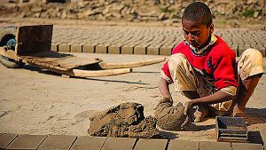 A boy making bricks in Pakistan © pakistantoday.com