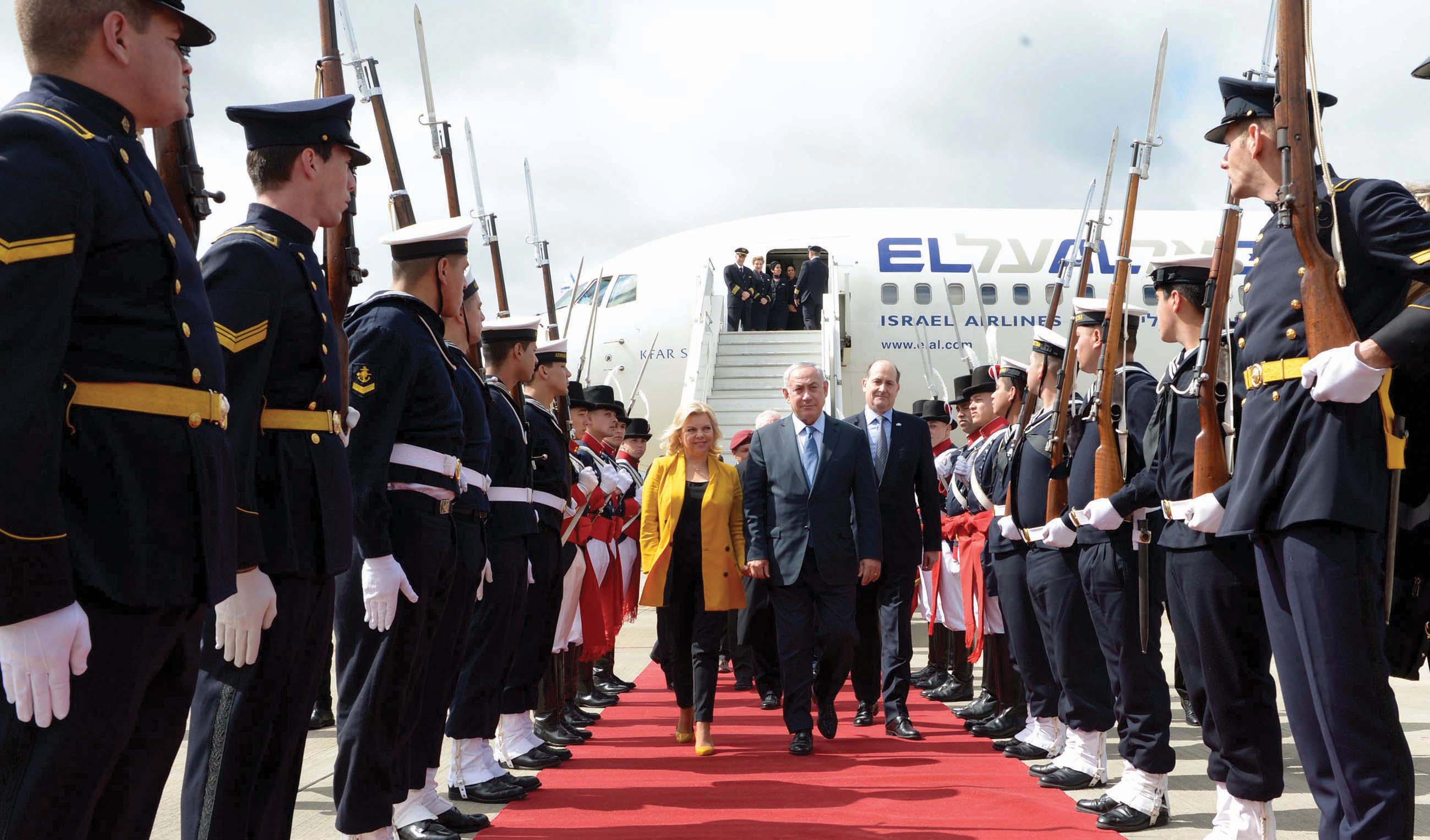 Israeli Prime Minister Benjamin Netanyahu and his wife Sara arrive to Buenos Aires, Argentina, on September 11, 2017, Israeli Prime Minister Benjamin Netanyahu is on a 10 days visit to Latin America and the United states. Photo by Avi Ohayon/GPO