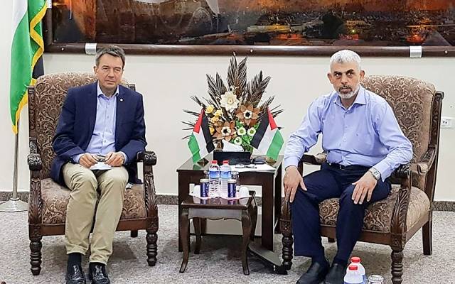 Hamas leader Yahya Sinwar (right) did not yield to Red Cross head Peter Maurer