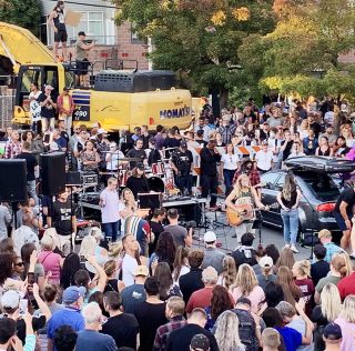 A large crowd gathers to hear California musician Sean Feucht perform with his band (Julia Duin) A large crowd gathers to hear California musician Sean Feucht perform with his band (Julia Duin)