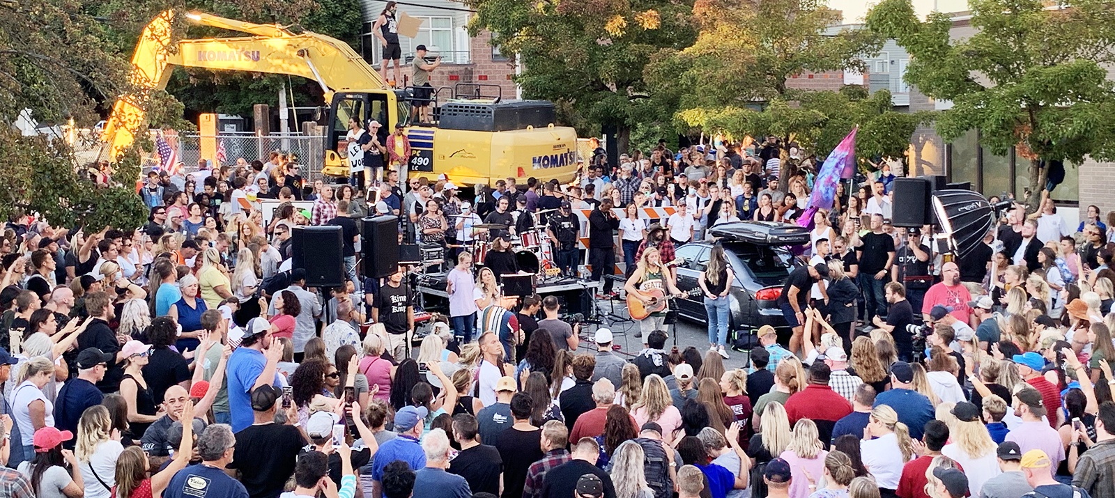 A large crowd gathers to hear California musician Sean Feucht perform with his band (Julia Duin)