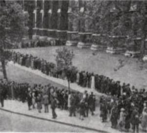 people queueing to pray for the nation inWestminster Abbey on 26 May, 1940