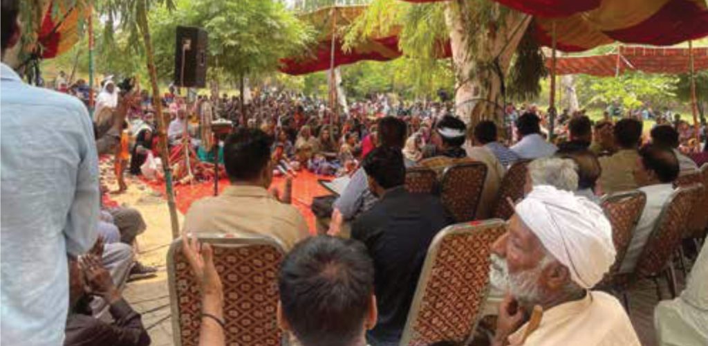Christians driven from their homes in Jaranwala, Pakistan, meet in the open air on Sunday 20 August